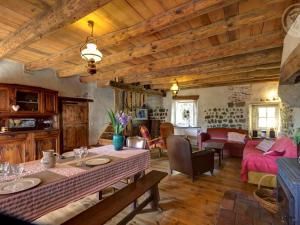ein Wohnzimmer mit einem Tisch und einem Sofa in der Unterkunft Charmant Gîte pour 4 avec Jardin, Animaux Bienvenus - FR-1-496-191 in Saint-Georges-Haute-Ville