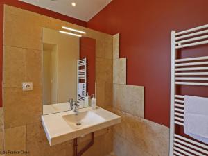 une salle de bain avec un lavabo et un miroir dans l'établissement Spacieuse longère Percheronne avec jardin et spa extérieur - FR-1-497-138, à Corbon 28 autres photos