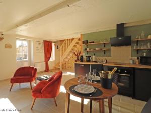 Kuchyňa alebo kuchynka v ubytovaní Évasion Romantique avec Spa, Grand Jardin et Confort Moderne en Normandie - FR-1-497-175