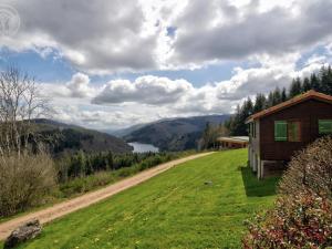 Φωτογραφία από το άλμπουμ του Chalet 35m² avec Terrasse Privée, Animaux Admis - FR-1-496-245 σε Saint-Rirand