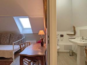 ein Badezimmer mit einem Waschbecken, einem WC und einem Tisch in der Unterkunft Maison de campagne restaurée dans le Perche, animaux acceptés - FR-1-497-195 in La Roberie + 23 Fotos