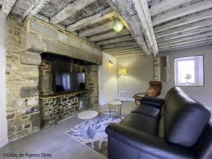 TV a/nebo společenská místnost v ubytování Charmante maison ancienne au cœur du village avec jardin et terrasse - FR-1-497-219