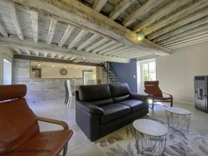 Posezení v ubytování Charmante maison ancienne au cœur du village avec jardin et terrasse - FR-1-497-219