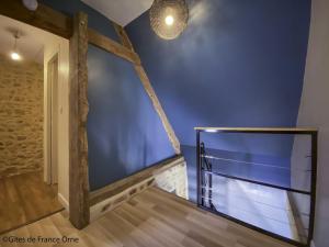 Postel nebo postele na pokoji v ubytování Charmante maison ancienne au cœur du village avec jardin et terrasse - FR-1-497-219