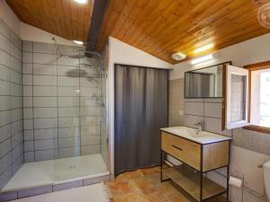O baie la Gîte Familial avec SPA et Jeux Extérieurs - 5 Chambres, 230m², Village Typique, Animaux Acceptés - FR-1-496-289 +28 fotografii
