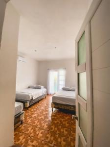 Giường trong phòng chung tại Planton House