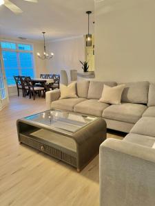 Ruang duduk di Spacious Private 2BR-2BA I Pool I Garage I Central