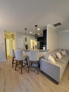 Ruang duduk di Spacious Private 2BR-2BA I Pool I Garage I Central