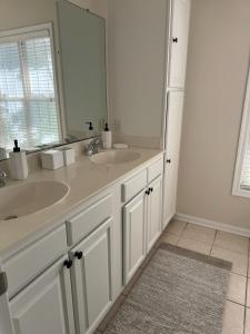 Bilik mandi di Spacious Private 2BR-2BA I Pool I Garage I Central