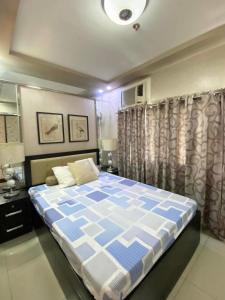 Giường trong phòng chung tại Fully Furnished Condo - San Marino Residences