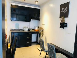 Nhà bếp/bếp nhỏ tại Fully Furnished Condo - San Marino Residences +24 ảnh