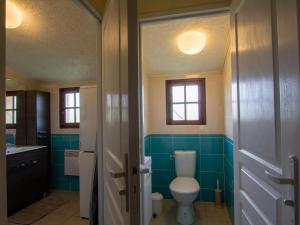 Ένα μπάνιο στο Maison de campagne avec cheminée, terrasse et jardin près de Sarlat - FR-1-616-31 +8 φωτογραφίες