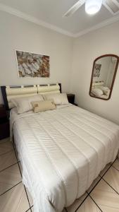 Giường trong phòng chung tại Cobertura quadra MAR em Meia Praia - 100m do mar