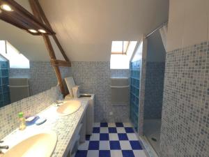 a bathroom with two sinks and a shower at Maison de campagne avec wifi près de Thenon, 3 chambres - FR-1-616-138 in Azerat +19 photos
