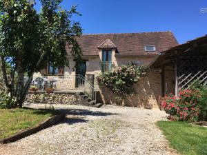 a house with a pathway leading to the front door at Maison de campagne avec wifi près de Thenon, 3 chambres - FR-1-616-138 in Azerat