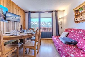 Μια τηλεόραση ή/και κέντρο ψυχαγωγίας στο Spacious 3BR Duplex Heart of Valthorens with parking and mountain views