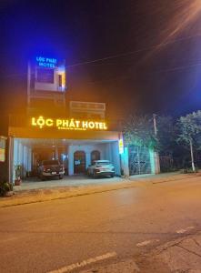 una gasolinera con coches aparcados delante en Lộc Phát Hotel MC by BAY LUXURY, en Mộc Châu