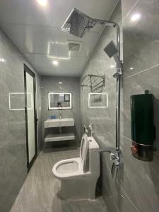 un baño con inodoro y lavabo en Lộc Phát Hotel MC by BAY LUXURY, en Mộc Châu