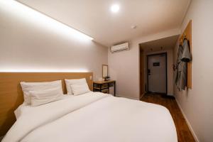 Postel nebo postele na pokoji v ubytování Haeundae Dongbeck Hotel