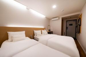 Postel nebo postele na pokoji v ubytování Haeundae Dongbeck Hotel