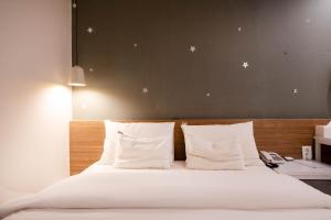 Postel nebo postele na pokoji v ubytování Haeundae Dongbeck Hotel