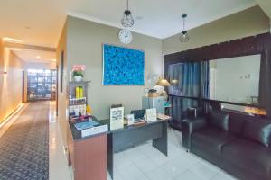 Χώρος καθιστικού στο RedDoorz Syariah at Oemah 85 Purwokerto