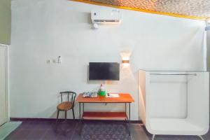 Η κουζίνα ή μικρή κουζίνα στο RedDoorz Syariah at Oemah 85 Purwokerto