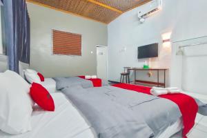 Ένα ή περισσότερα κρεβάτια σε δωμάτιο στο RedDoorz Syariah at Oemah 85 Purwokerto +28 φωτογραφίες