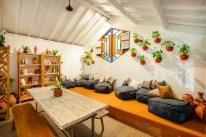 Ruang duduk di Huma Yogyakarta Hostel