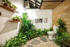 Taman di luar Huma Yogyakarta Hostel +33 gambar