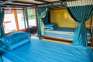 een slaapkamer met twee bedden en een raam bij Golden Mountain Hostel Ninh Binh in Xuân Sơn