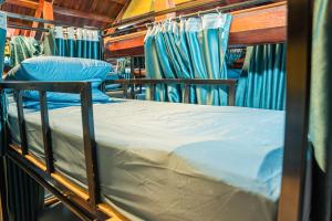 een paar stapelbedden in een trein bij Golden Mountain Hostel Ninh Binh in Xuân Sơn +3 foto's