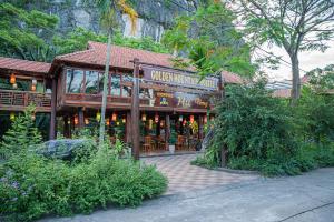 een restaurant met tafels en stoelen ervoor bij Golden Mountain Hostel Ninh Binh in Xuân Sơn