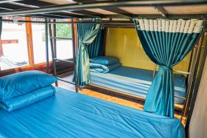 een kamer met een bed en gordijnen op een boot bij Golden Mountain Hostel Ninh Binh in Xuân Sơn