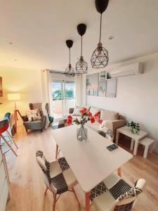 salon z białym stołem i krzesłami w obiekcie Jupiter Dream - Breath Taking Design, Sea views and Facilities w mieście Benalmádena +66 zdjęć