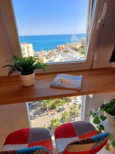 widok na ocean z okna z krzesłem w obiekcie Jupiter Dream - Breath Taking Design, Sea views and Facilities w mieście Benalmádena