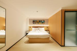 une chambre d'hôtel avec deux lits et un miroir dans l'établissement Banana Guesthouse South Pattaya, à Pattaya