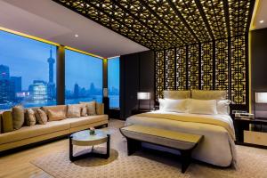 Ένα ή περισσότερα κρεβάτια σε δωμάτιο στο Banyantree Shanghai On the Bund - Tales rooftop bar boasts a jaw-dropping panoramic vista