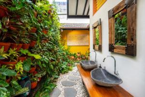 Taman di luar Huma Yogyakarta Hostel