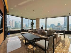 Χώρος καθιστικού στο Banyantree Shanghai On the Bund - Tales rooftop bar boasts a jaw-dropping panoramic vista