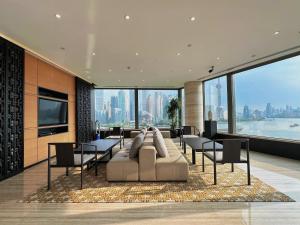 Χώρος καθιστικού στο Banyantree Shanghai On the Bund - Tales rooftop bar boasts a jaw-dropping panoramic vista +37 φωτογραφίες
