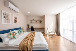 Katil atau katil-katil dalam bilik di Emeralda Pool Villa 4BR , Free daily housekeeping +83 gambar