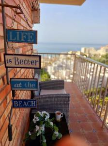 balkon z znakami, które mówią, że życie jest lepsze na plaży w obiekcie Jupiter Dream - Breath Taking Design, Sea views and Facilities w mieście Benalmádena
