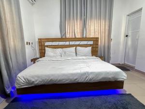 A bed or beds in a room at DEE OS' Hotel
