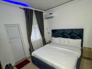 A bed or beds in a room at DEE OS' Hotel