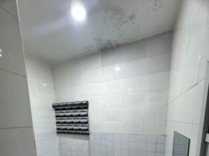 A bathroom at DEE OS' Hotel