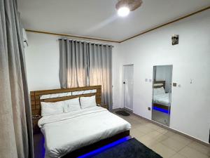 A bed or beds in a room at DEE OS' Hotel