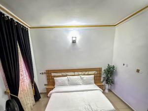 A bed or beds in a room at DEE OS' Hotel