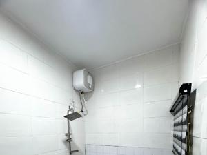 A bathroom at DEE OS' Hotel