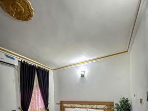 A bed or beds in a room at DEE OS' Hotel